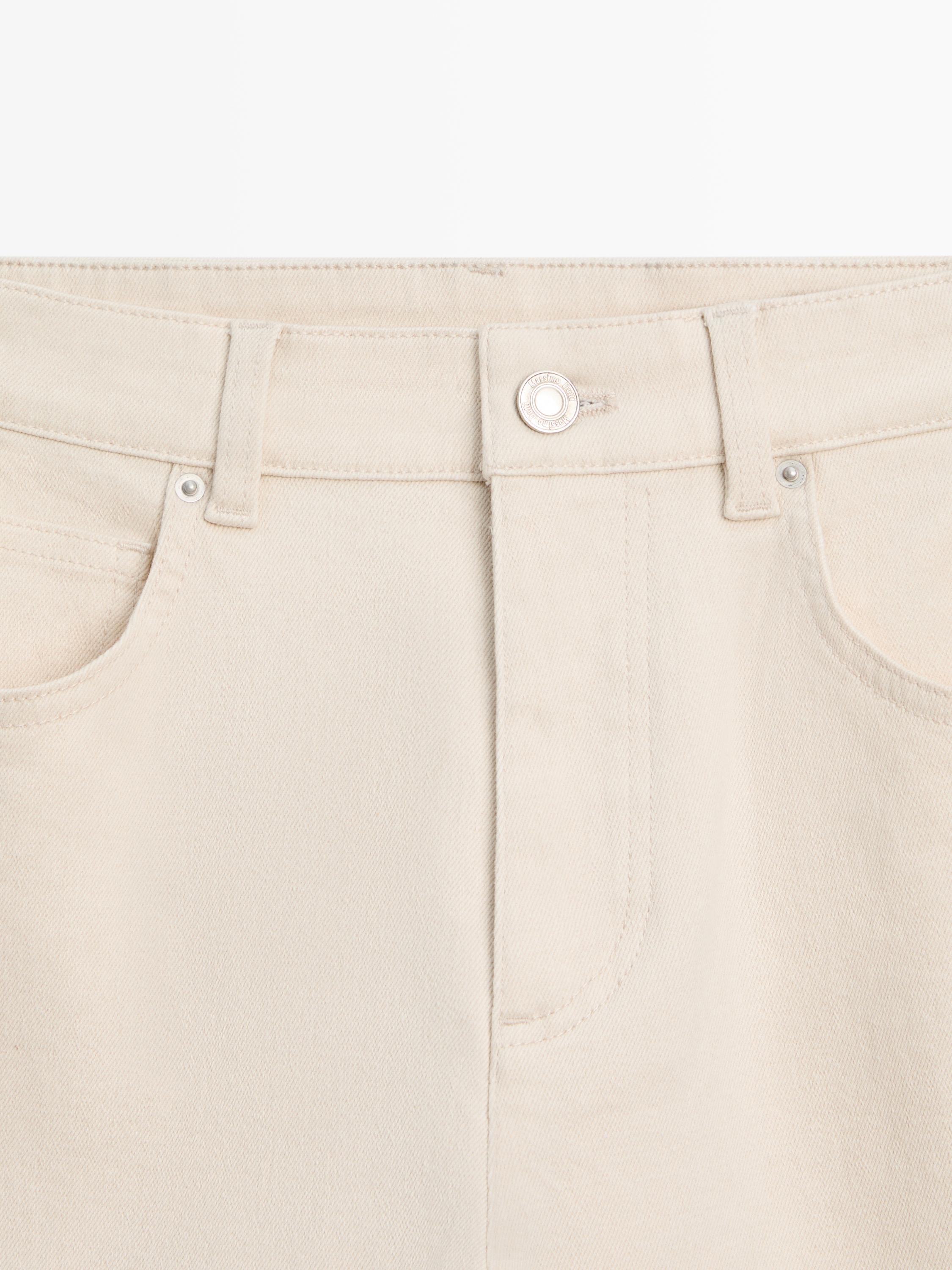 Straight-leg jeans with turn-up hems
